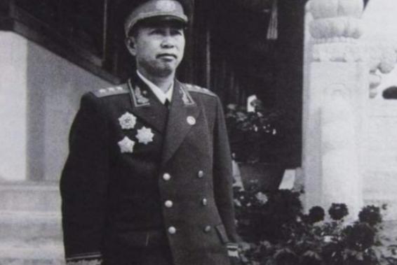 1952年，毛主席见到刘亚楼，说了一句让所有人都没想到的话："你给我敬个礼。