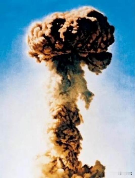 1964年，新华社得到允许，可以公开我国第一颗原子弹爆炸图片，正准备刊登之时突然