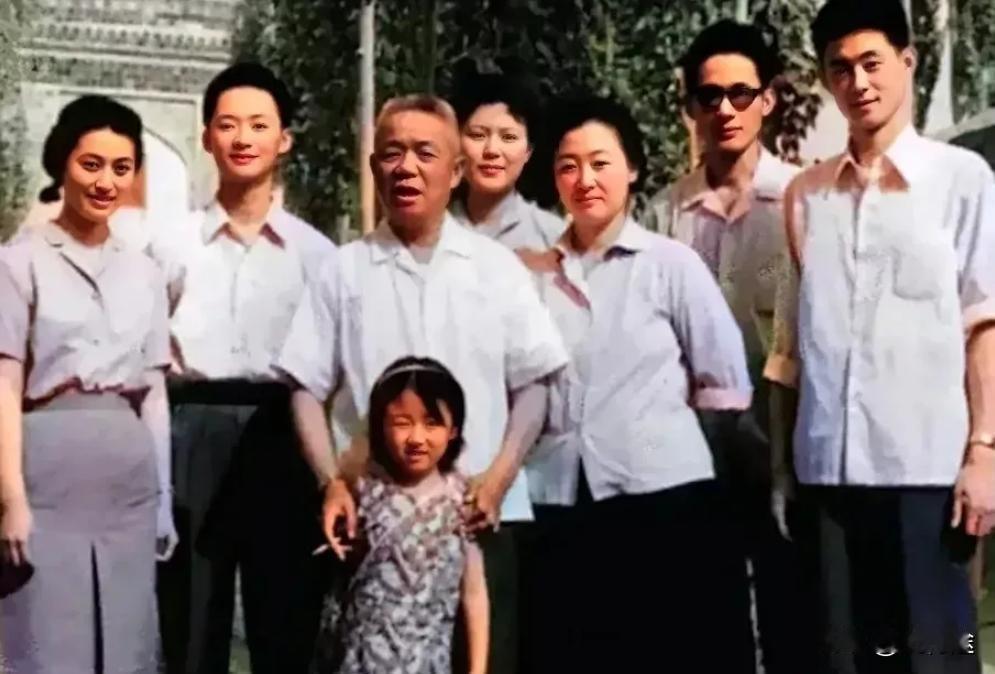 “旋风司令”韩先楚的五名子女。韩勇延（长女）：参军入伍，成为一名空军战士，19