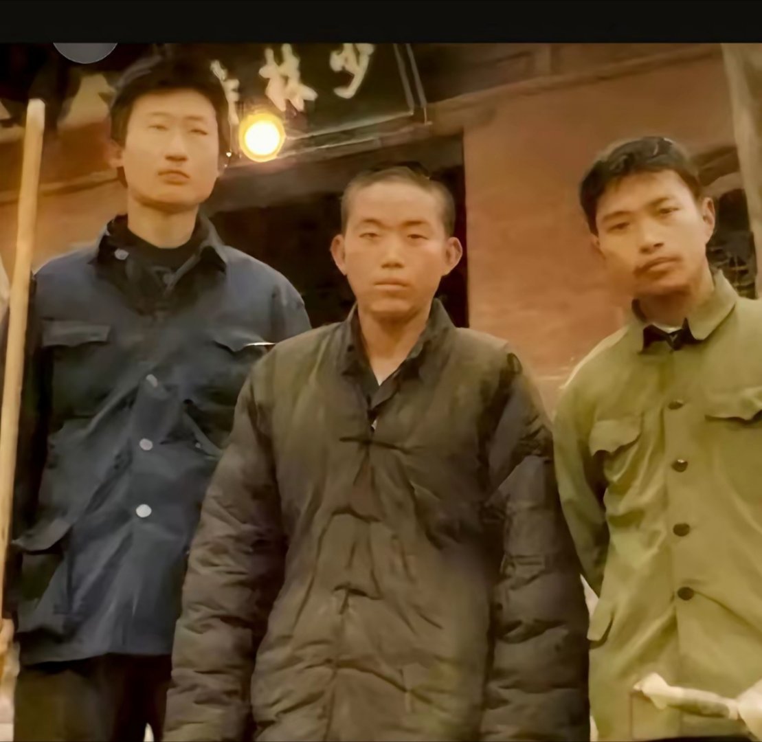 释永信刚到少林寺的样子。破衣瘦小像个小乞丐。没想到，会沦落到今天这个地步。
