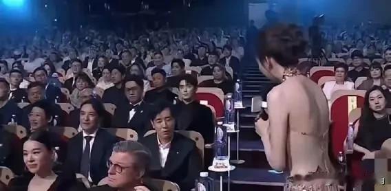 辣眼睛！女主持穿“露背装”访谈于和伟，全程低头不敢看，这是访谈还是折磨？这