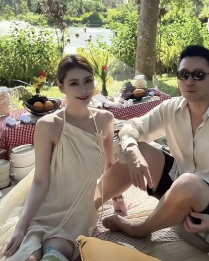 汪小菲到巴厘岛和老婆孩子一起野餐！玥儿和霖霖被父母搂在怀中，这也太幸福了吧！