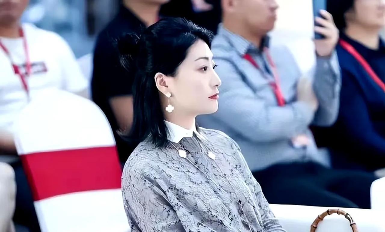 宗馥莉的叔叔也是说话自相矛盾，一会说侄女跟宗家人从来不来往，自己也没占娃哈哈的任