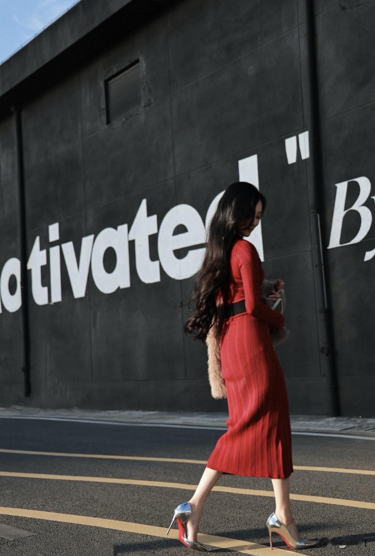 看过哪些惊艳时光的美女？优雅红裙，惊艳街拍，红唇与高跟鞋的完美搭配！