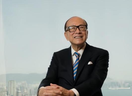 1958年，李嘉诚遇到一个算命先生。算命先生问李嘉诚：“李先生未来想赚多少钱就满