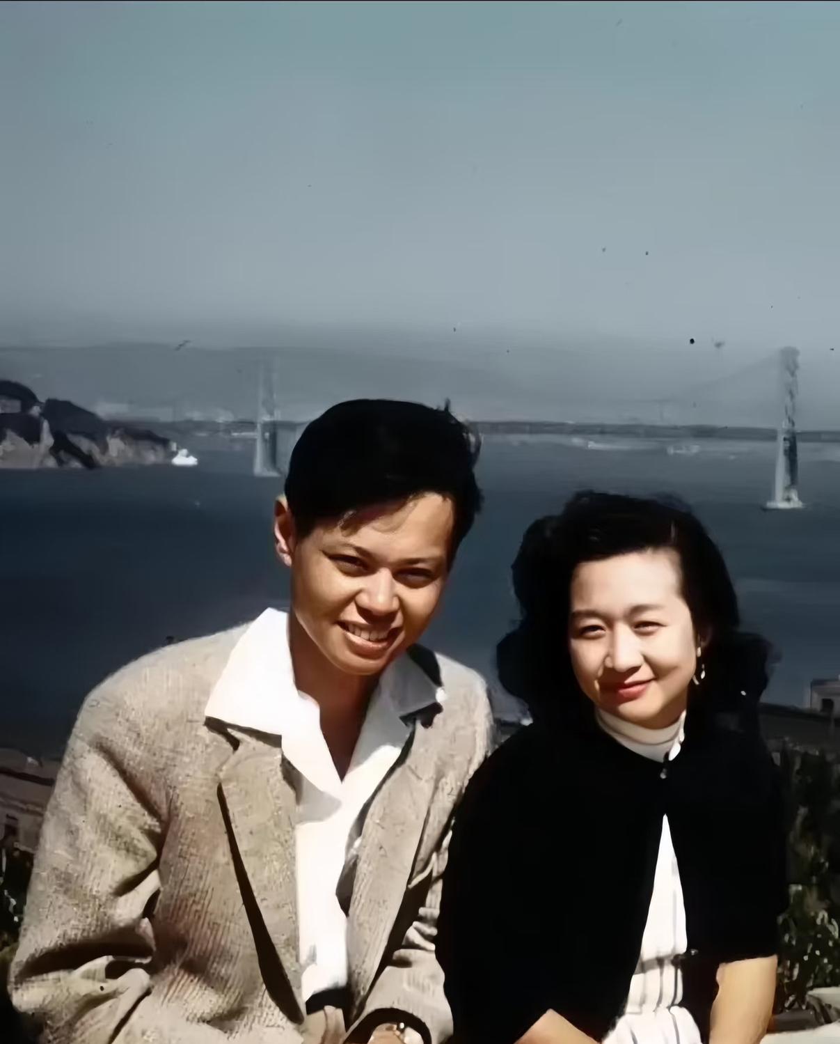 1944年，杨振宁在国立西南联合大学附属中学任教期间，为了引导和激励学生学好数学