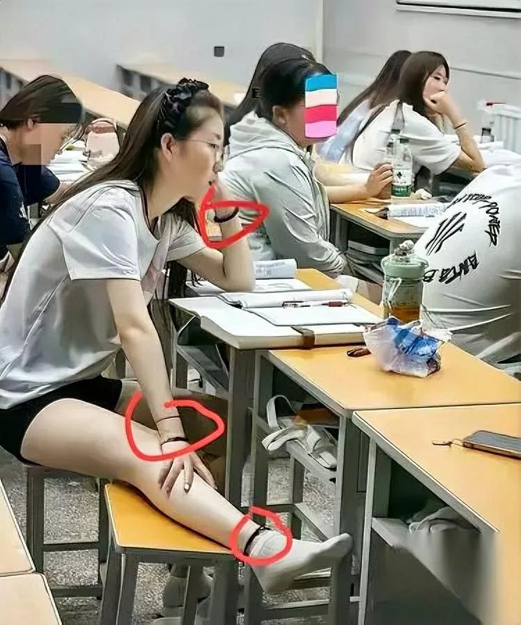 四根皮筋？她到底想干嘛？我蹲图书馆门口盯了她十分钟，麻花辫晃来晃去，那四