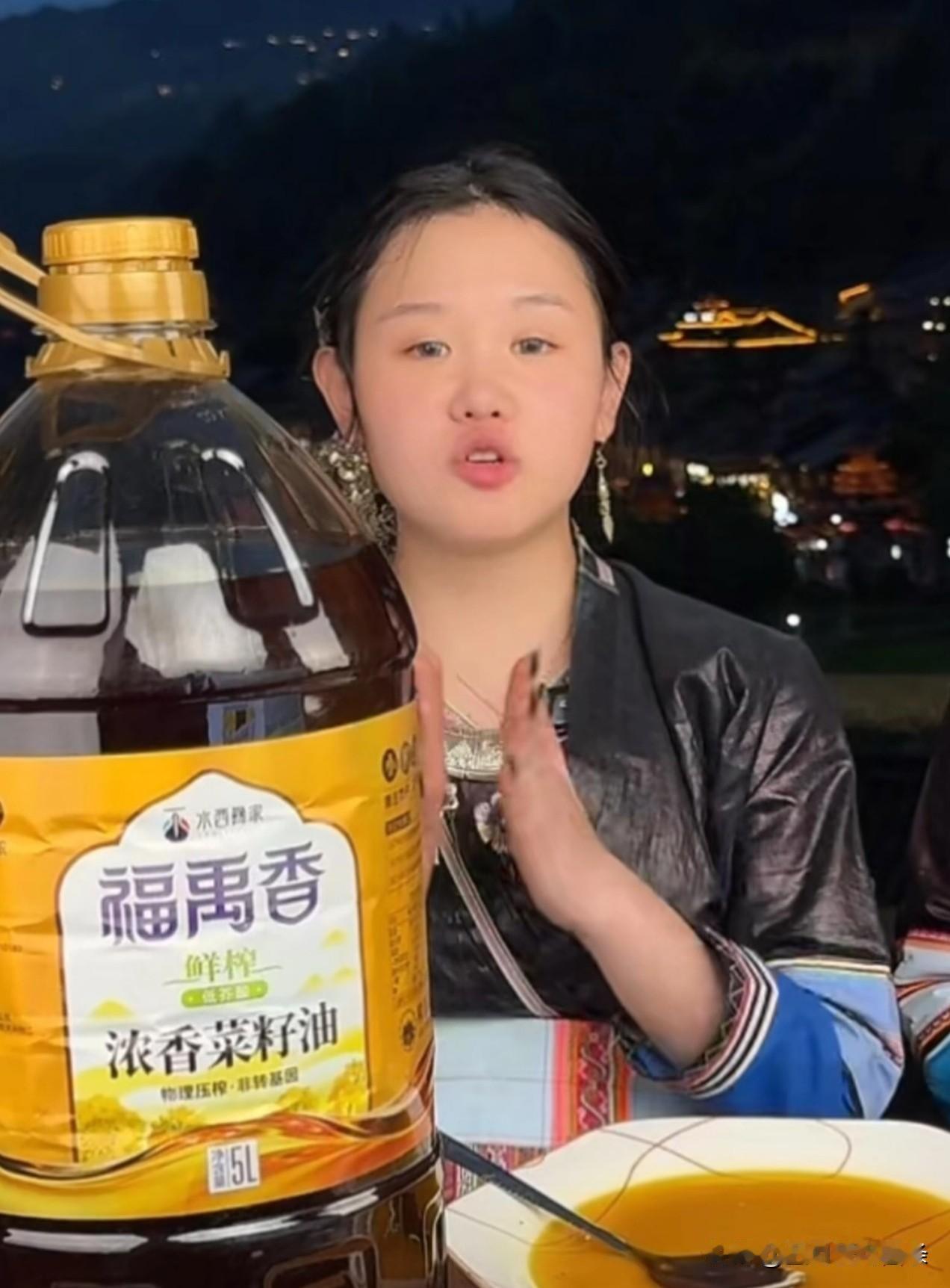再看张家齐直播，只觉得她不容易。之前看她和全进华直播，只当热闹看，觉得这小姑娘