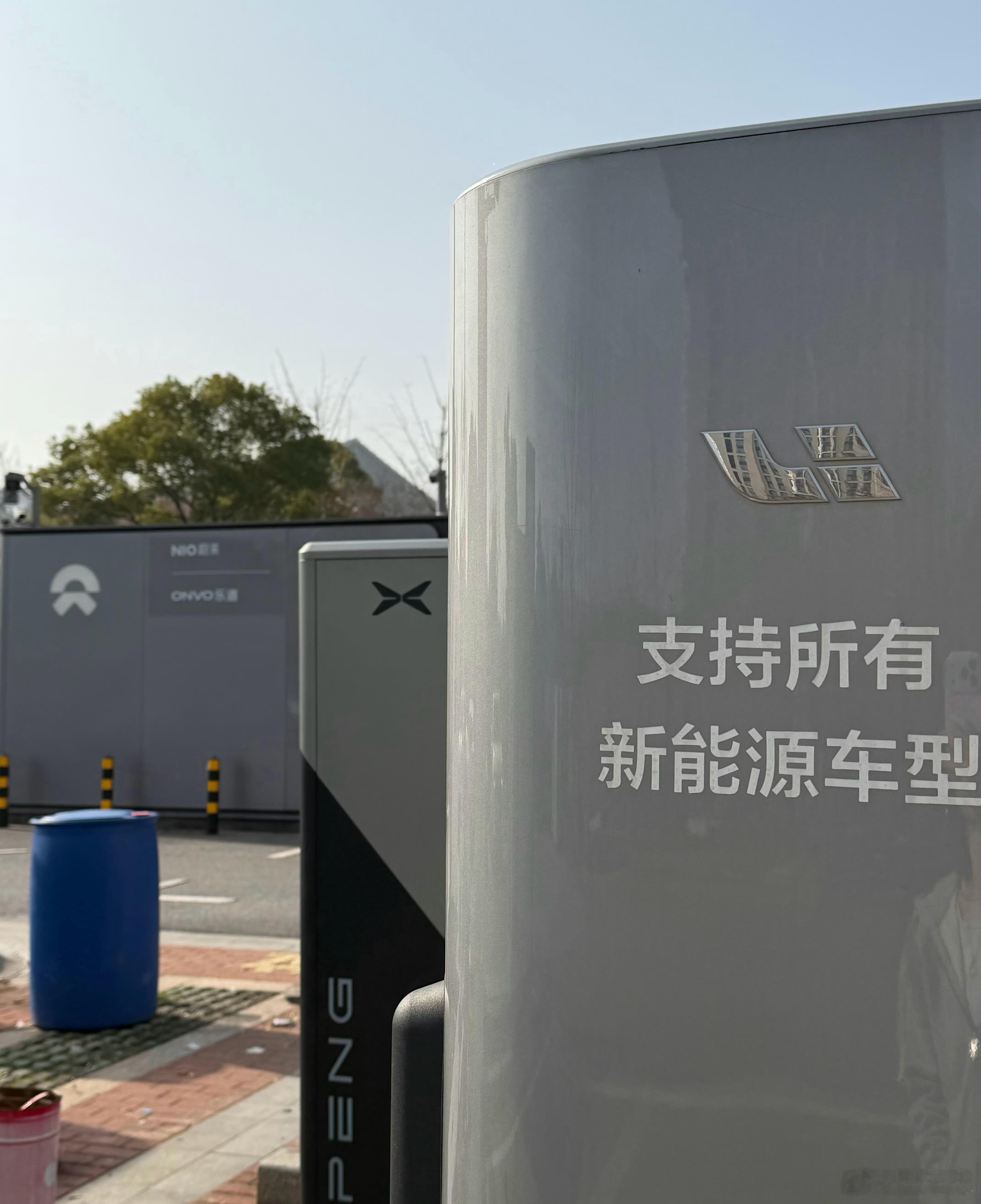 蔚来高管感谢增程车让大家爱上用电理想和蔚来有点塑料闺蜜那味了。蔚来这话翻译一下，