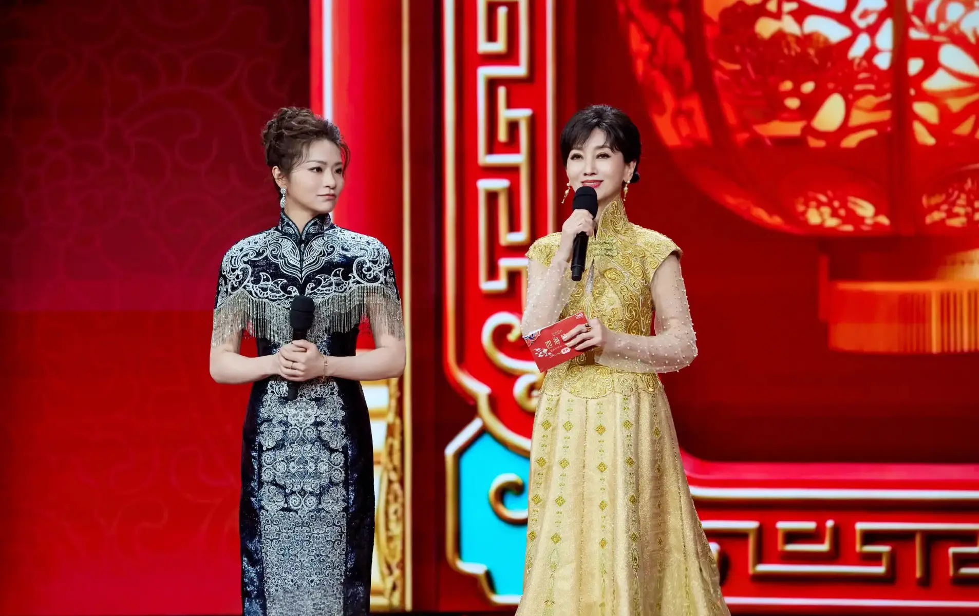 赵雅芝参加2026总台侨晚！穿金色长裙气质优雅迷人