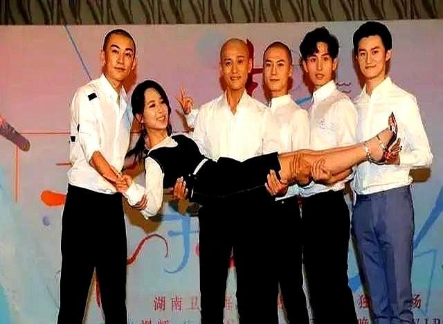 更有意思了，肖战的个人简介里，悄悄删掉了《余生》。另一边，杨紫的代表作也换成
