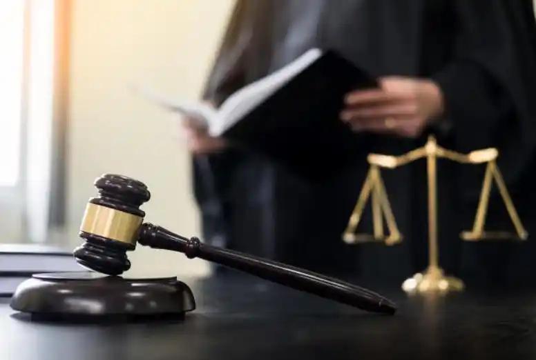 五十多岁的谢某怎么也没想到，一次寻常的留宿竟成了生命的终点。那天晚上，他在女友巩