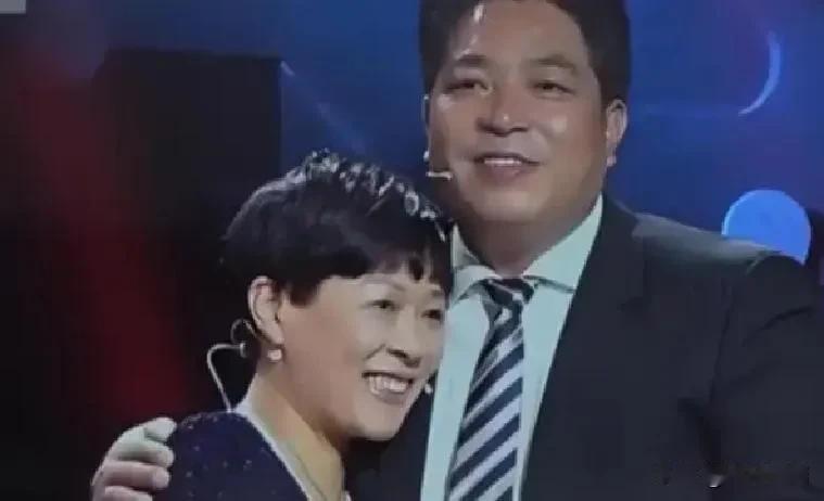 2013年，身家过亿的老板何荣锋，掏出一张100万的支票，递给浙江女工戴杏芬。戴