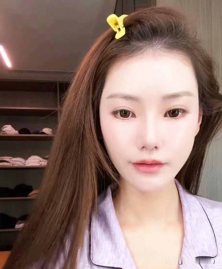 今日下午，马筱梅准时开播，化妆时温柔念叨时间紧张，眼看快到三点半，生怕耽误出门行