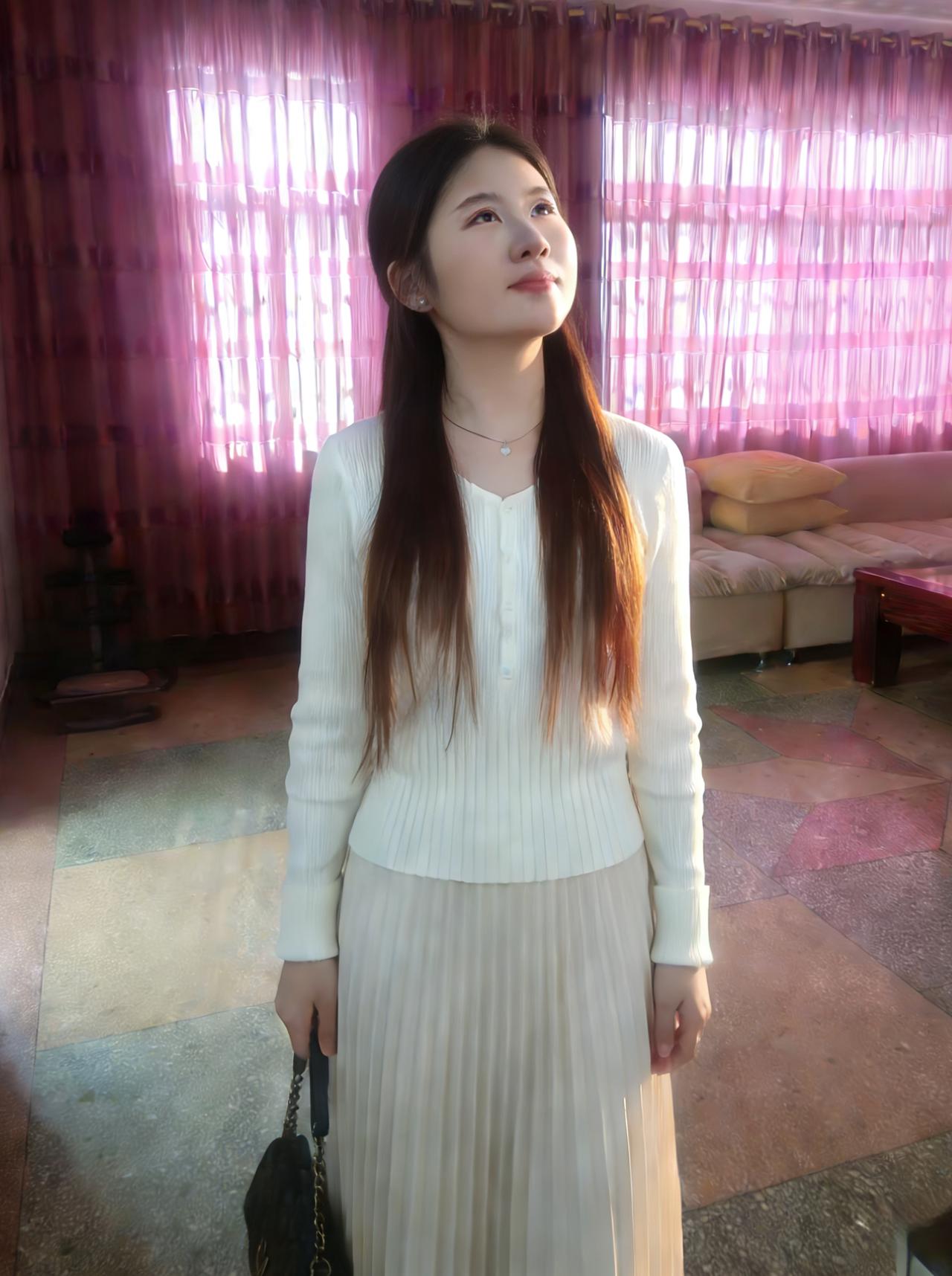 粉色窗帘滤过阳光在地板上投下细密的金线你站在中间，仰头望向高处像在寻找云的