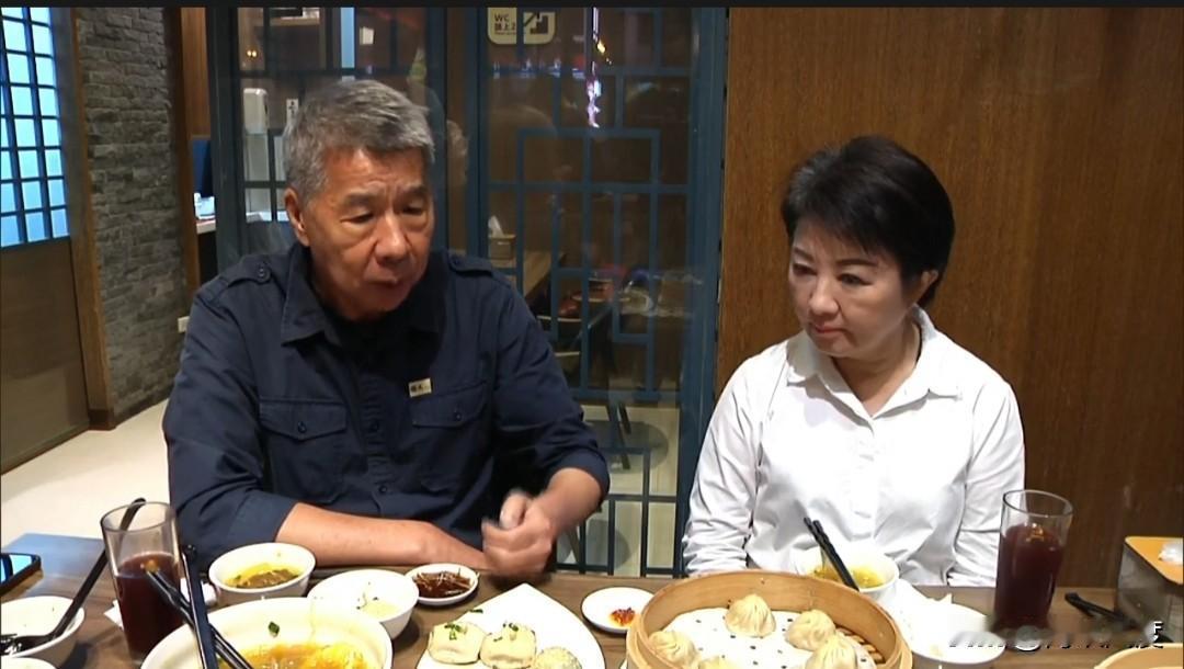 卢秀燕今晚尴尬不已！今晚卢秀燕会见张亚中，同样开了吃播，但张亚中一口没吃全程谈选