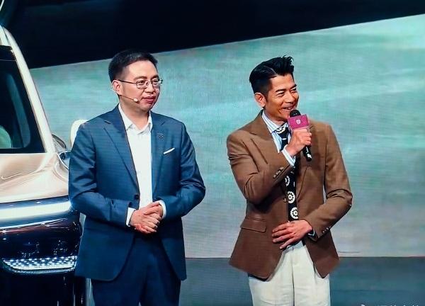 今天郭富城在出席活动的时候搭配的又酷又年轻，真的是太帅气了，也很有大牌明星风采。