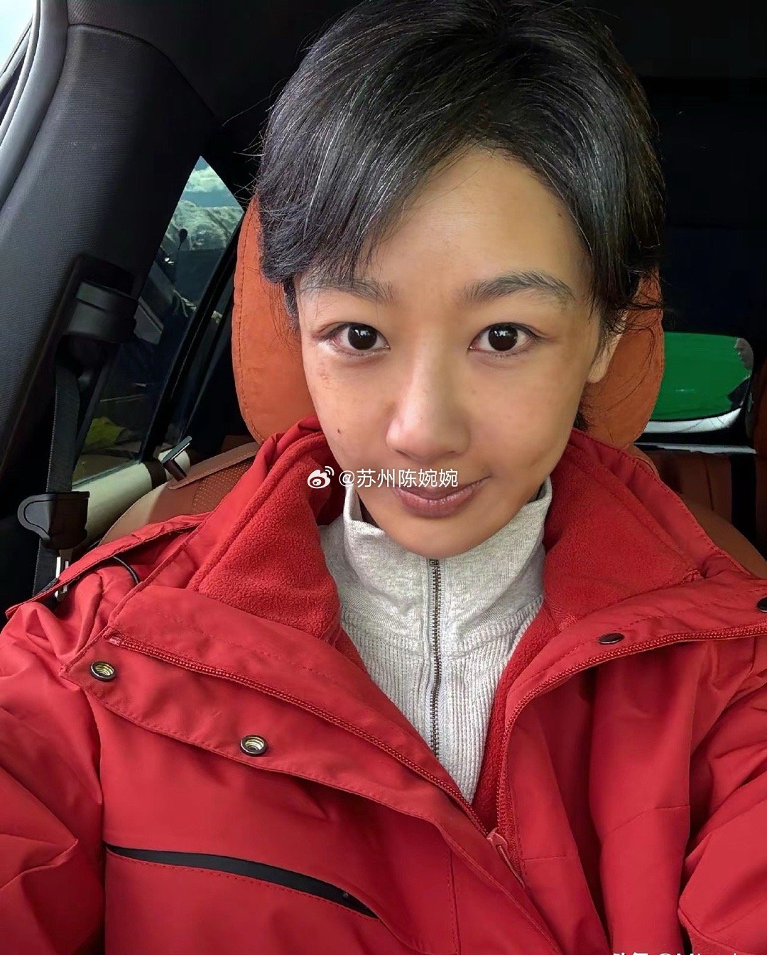 杨紫这组素颜照，也太真实了吧！没有滤镜，没有精致妆造，在旷野和雪山前，美得松弛又