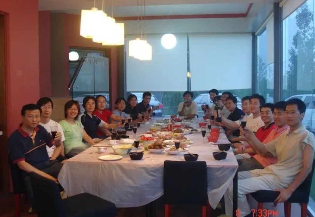 新来的主管告知部门员工：“今晚聚餐，每人600块。”00后员工回应：“我有