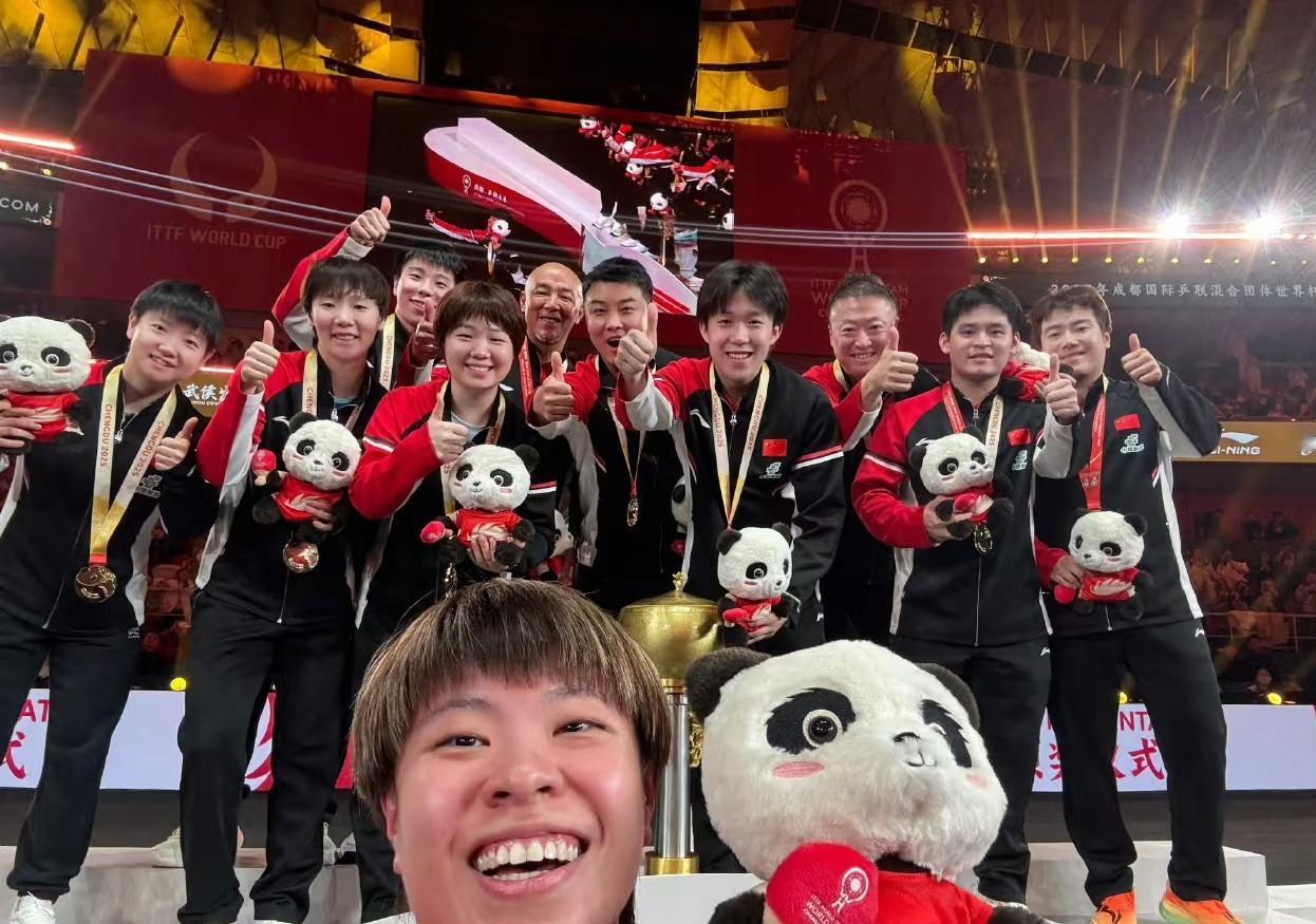 看到这张混团世界的冠军合照不知道为啥心情很复杂明明是了五年合约的成都混团