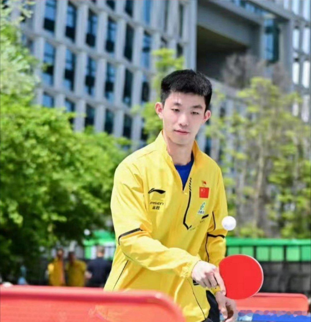 樊振东得不到的男人～周恺果然有两把刷子，美团外卖服穿上都这么精神～[大笑]​​