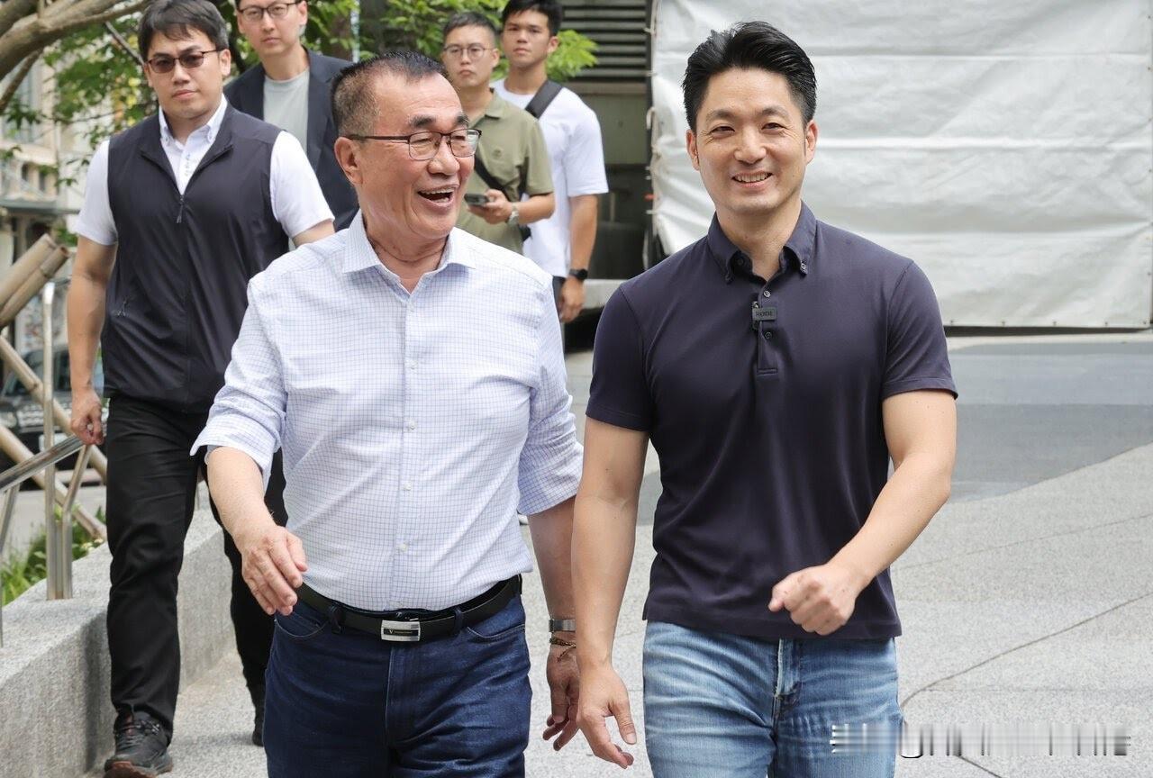 党主席郑丽文为什么不能像蒋万安一样，走到哪都是一团和气热热闹闹的？没邀郑丽文主席