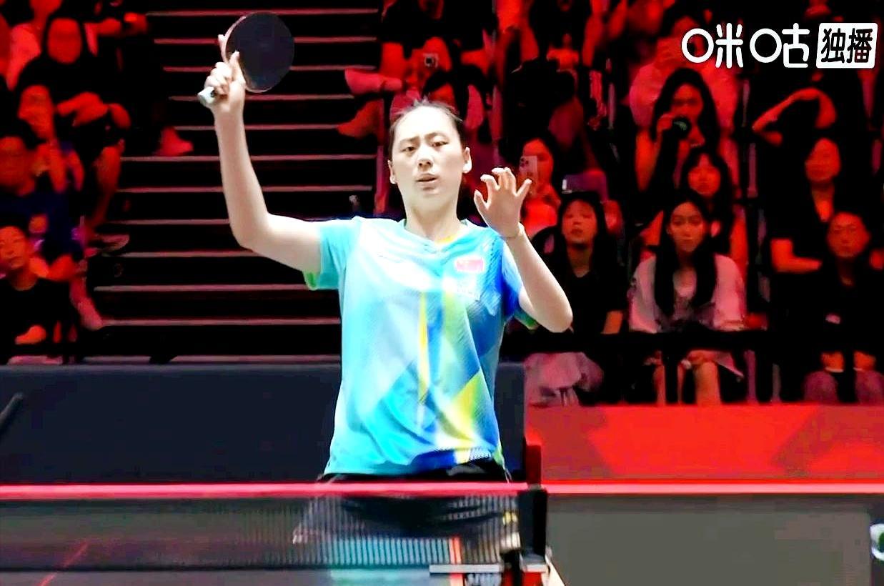 孙颖莎一记反手拧拉砸在陈熠反手死角，小姑娘愣在原地，球拍都忘了收。开局3比