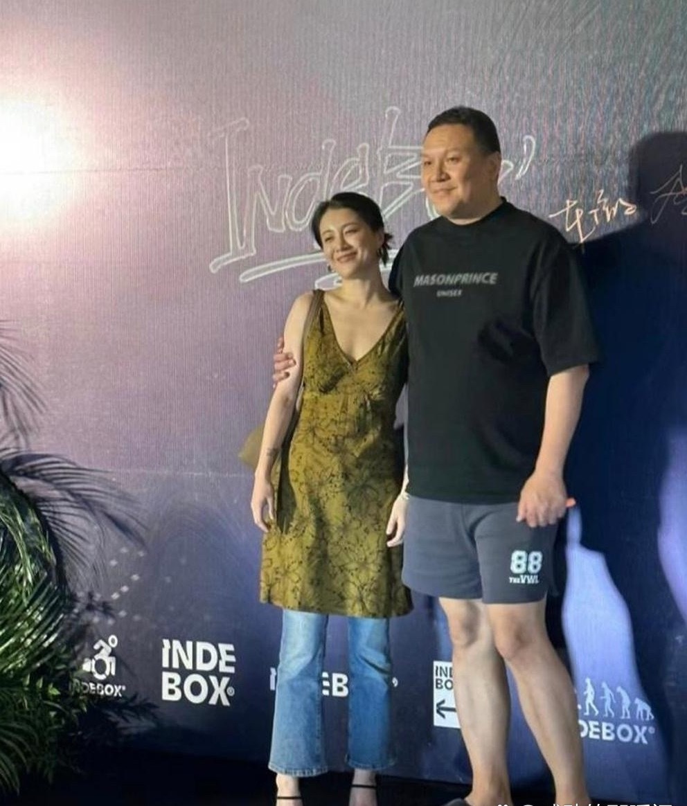 事实证明，头发散下来比扎起来好看多了