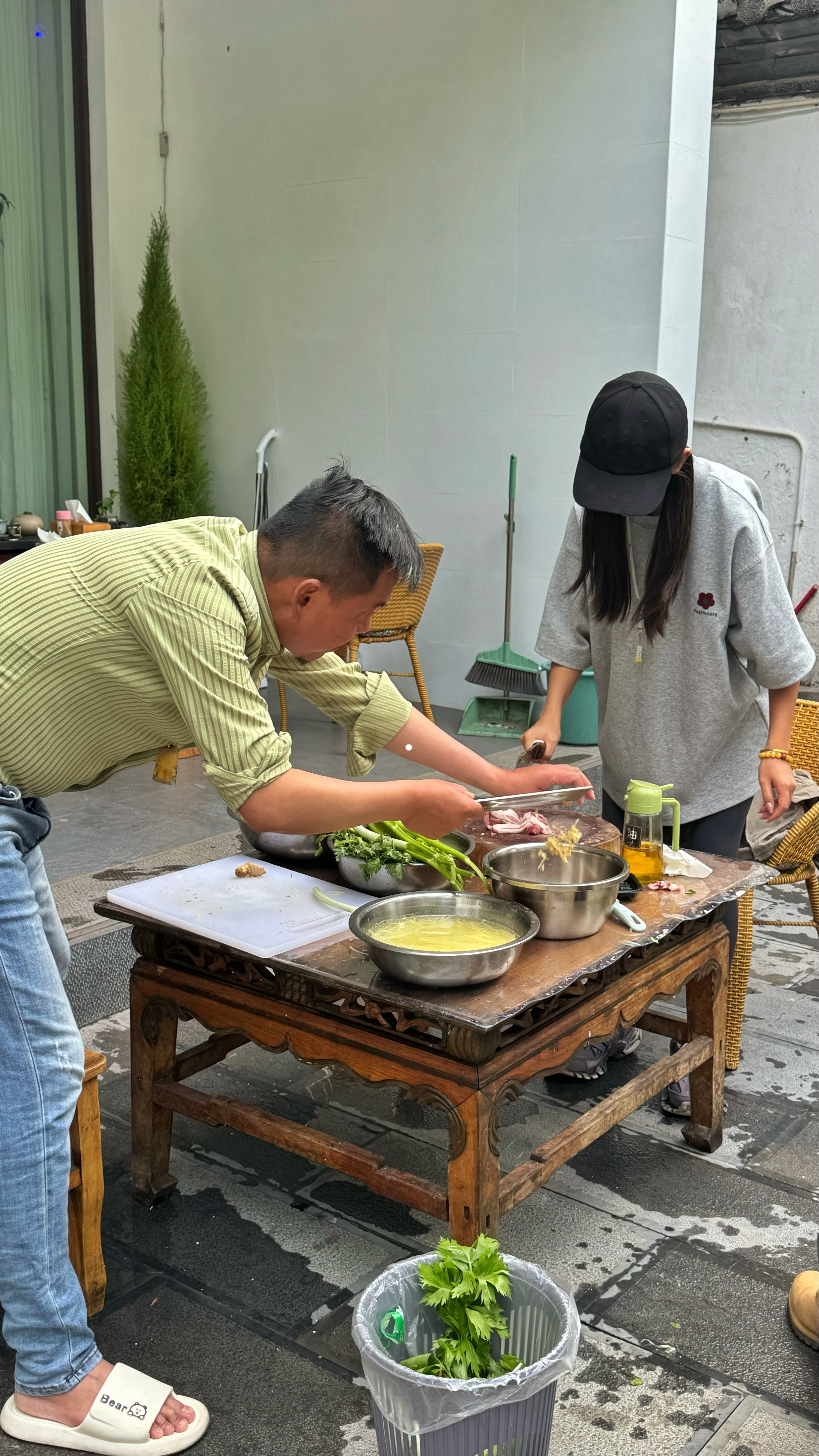 丽江客栈包饺子的幸福时刻☺️我们几个本来只想在涛哥客栈吃顿饭，没想到直接被拉进厨