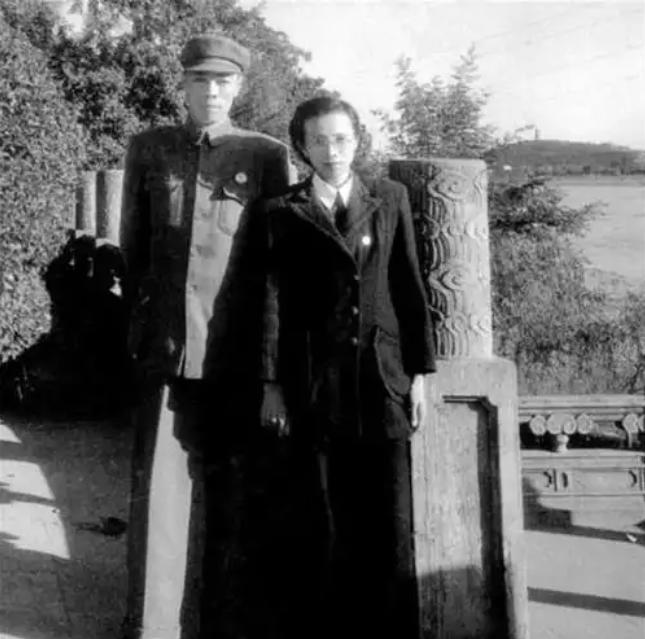 1949年南京解放后，一位贵妇走到南京总统府前，对哨兵说道：“我是陈修良，我想见