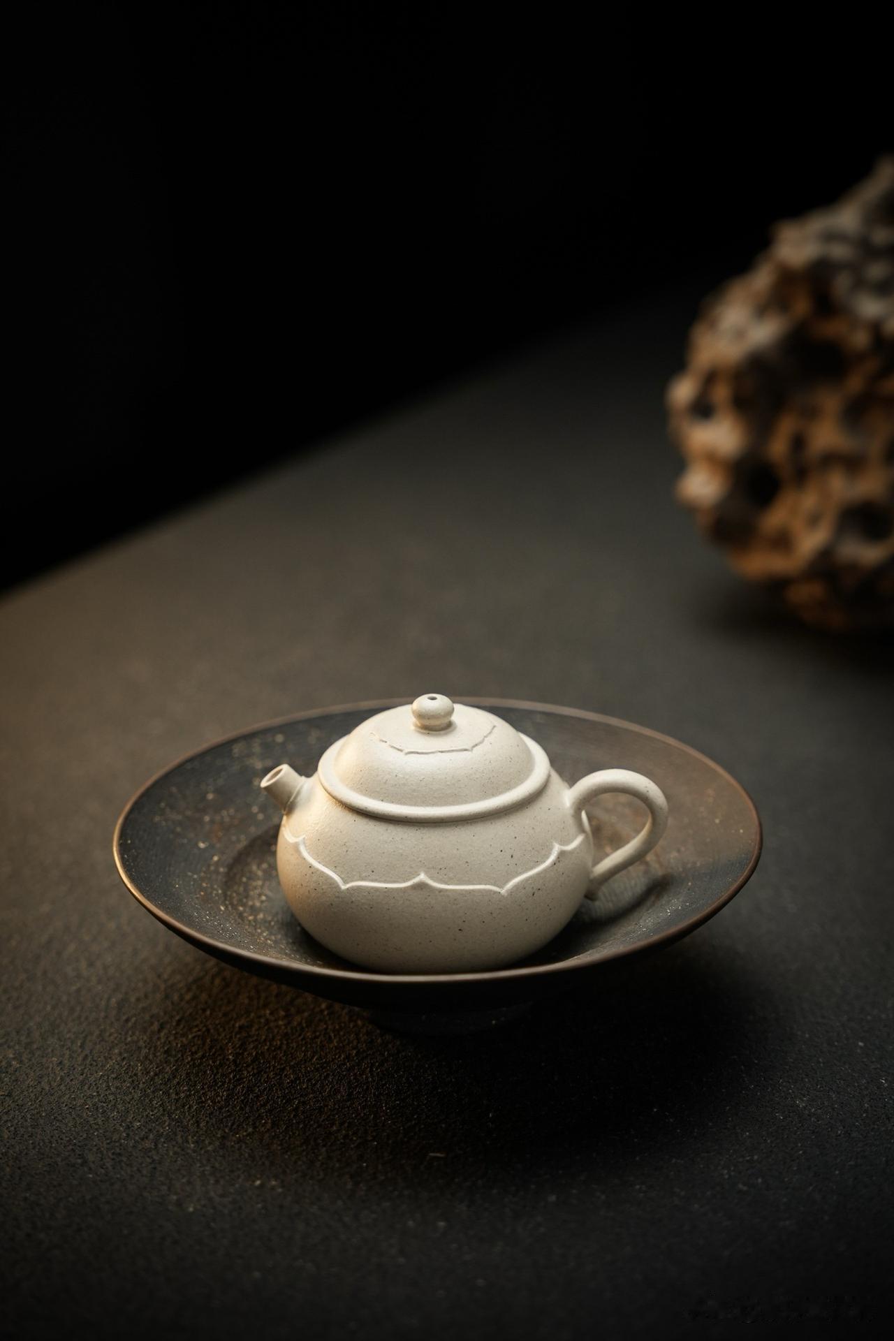 鉴赏紫砂壶，其一是赏“泥”。紫砂泥中除含有氧化铁外，还含有一种重要的物质，那就是