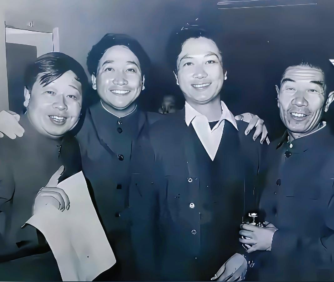 这张4人合照的老照片，我只认出了相声大师马季与满面春风的姜昆，右一那位额纹明显的