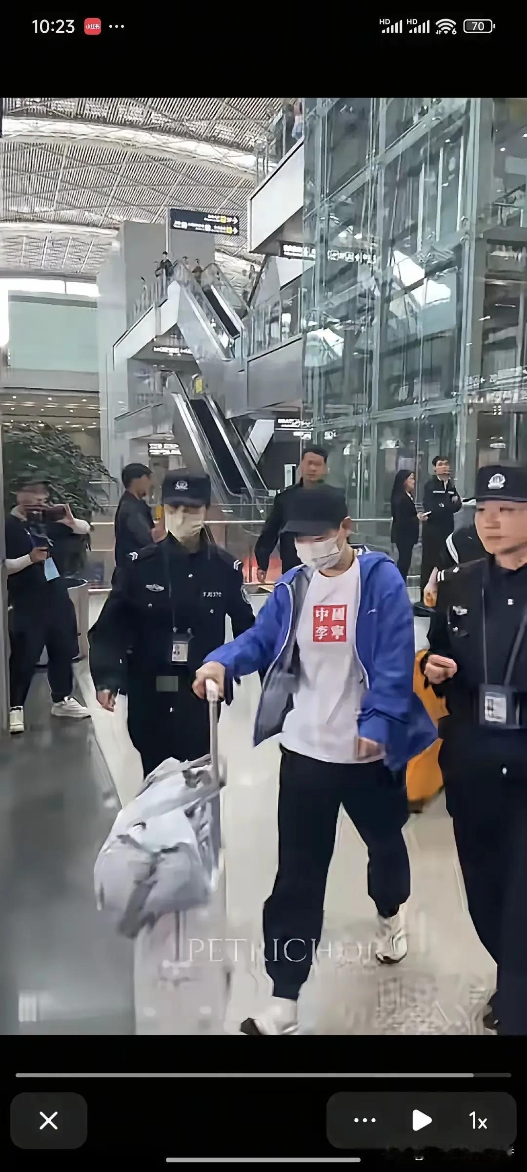 莎头今天成都机场出发返京啦！时间过得真快，一晃，国乒成都封训结束了。莎莎在成