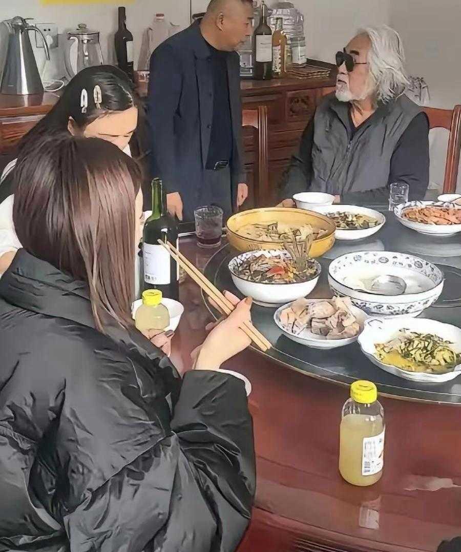 弄不懂！张纪中和丈母娘一家人吃饭，他居然带了一副墨镜，是啥意思呢？网上见这张