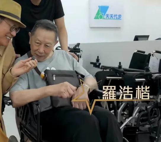 还记得这位TVB老戏骨吗？现在连坐直都困难，实在让人唏嘘他早在60年代已经进入