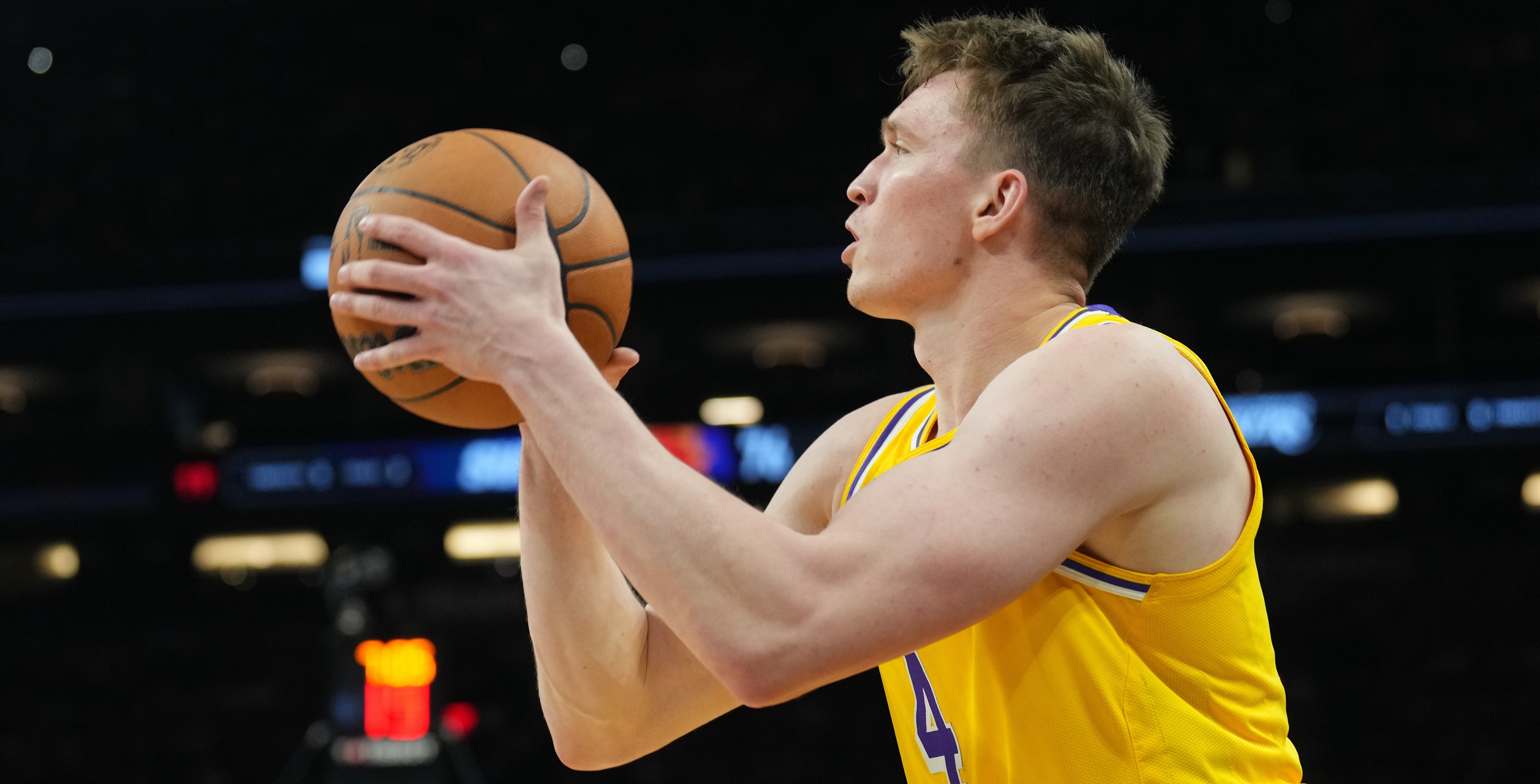 去年此时，多尔顿-克内克特场均12分3.4板1.2助，以42.9%的命中率场均命