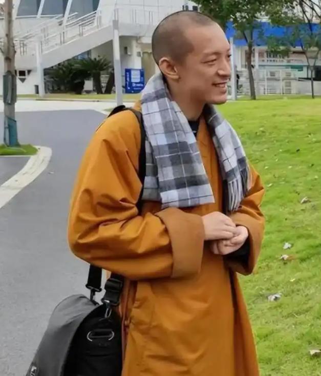 北大数学天才柳智宇出家12年后还俗。他留下了一句让无数人沉默的话：寺庙里的人际关