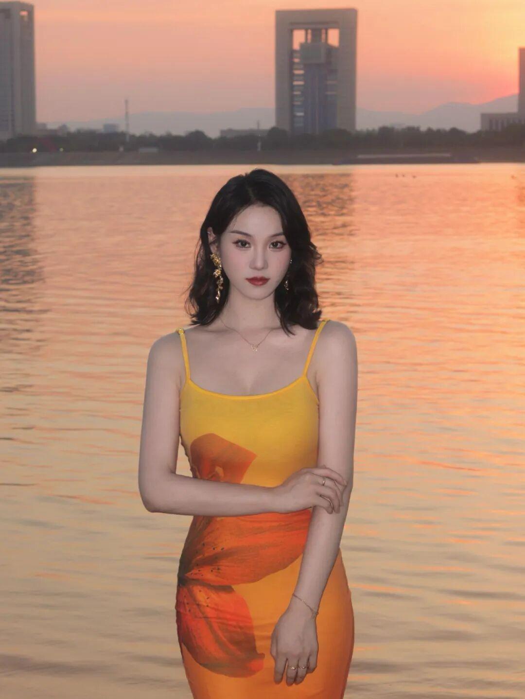 夏天的裙摆自带氛围感，配上几个不别扭的小动作，照片立刻从“路人感”变“杂志感”。