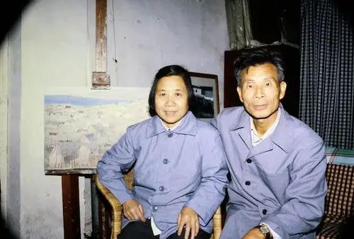 1946年，吴冠中出国前想买一只手表，把主意打到了新婚妻子的金手镯上。这是妻子的