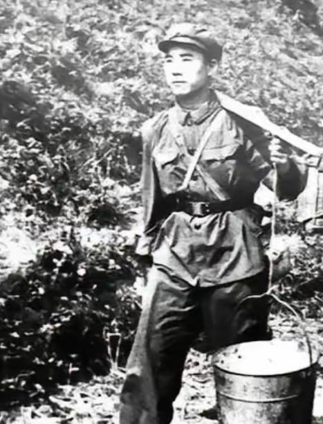 1948年，淮海战役中，华野炊事员挑着包子，误入敌人阵地，可他却不慌，还高声大喊