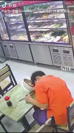 吓坏餐馆老板！内蒙古包头，男子减肥期间每天只吃一顿饭，那天直接没有吃饭直接工作到