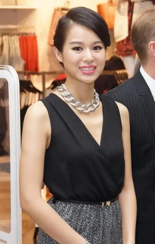 我怀疑过胡杏儿是冲动分手，没想到黄宗泽自己爆料出了真相，让所有人都破防了。他在节