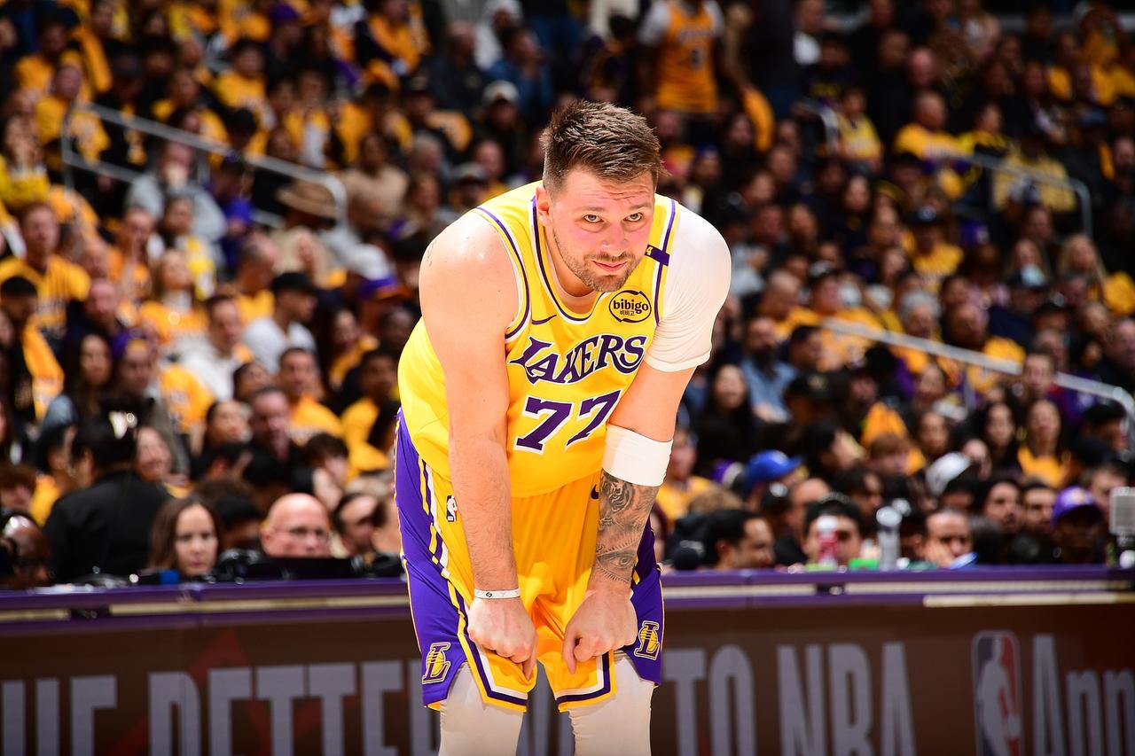 湖人的弊端啊！面对步行者的比赛，湖人一节比赛就把对手给打花了，本以为是一场轻松