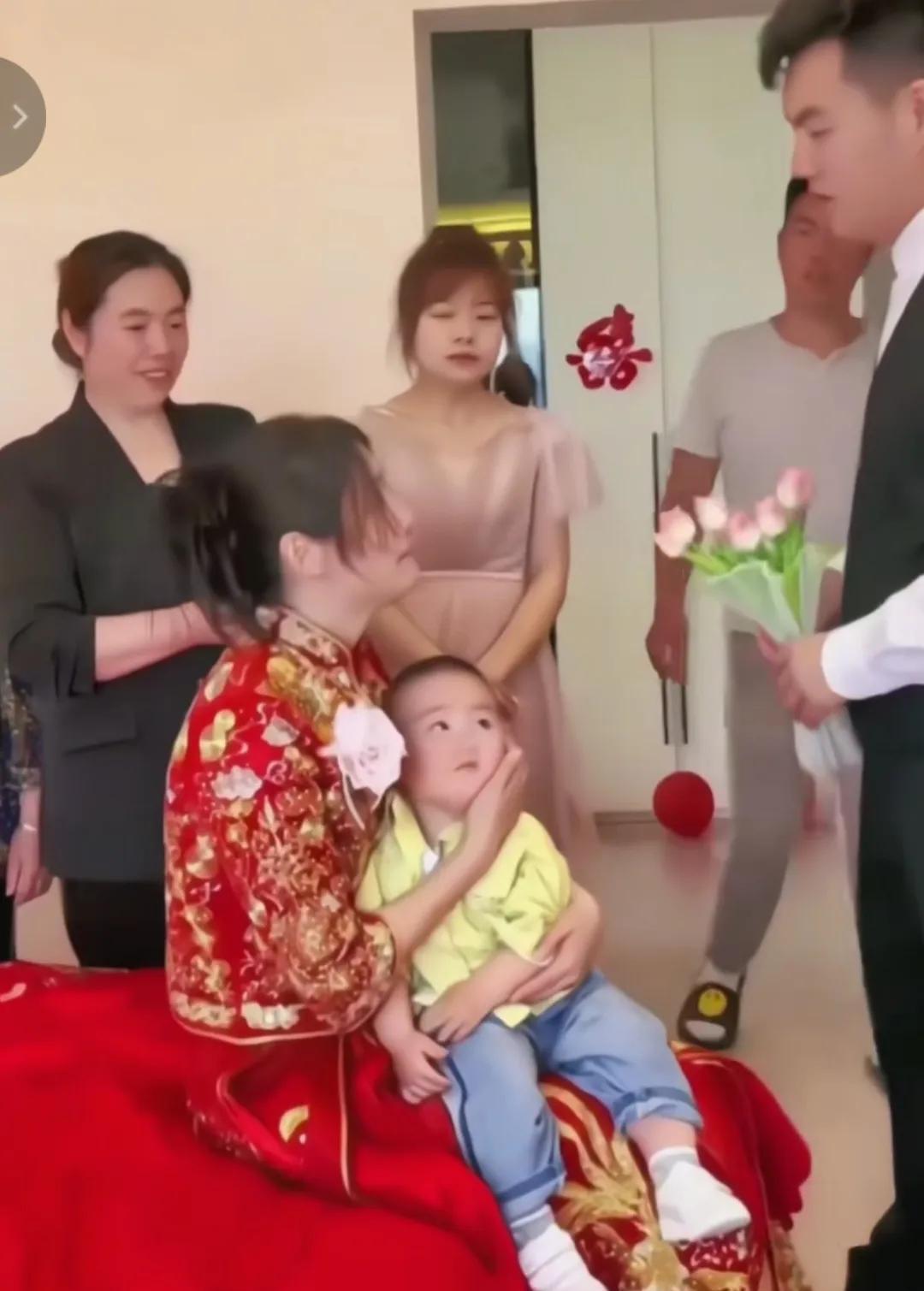 我舅舅娶了个二婚带女儿的女人，养她女儿到大学毕业，如今人财两空。事情是这