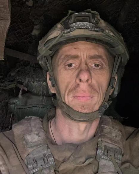 乌军一个人坚守阵地472天，撤下火线时，已经几乎不会走路！乌军46岁老兵谢尔盖·