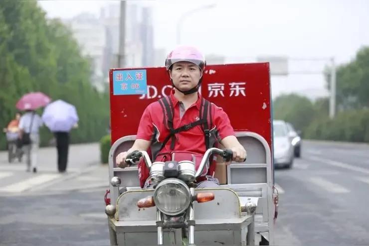 当大部分企业都在不断压缩人工成本的时候，京东的企业担当再次显现，刘强东确实是一个