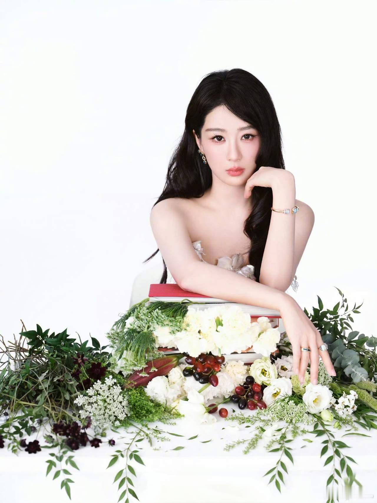 1.杨紫拿下视后，下一步计划是往评委嘉宾的路子上走。目前往主旋律上靠，展现能力。