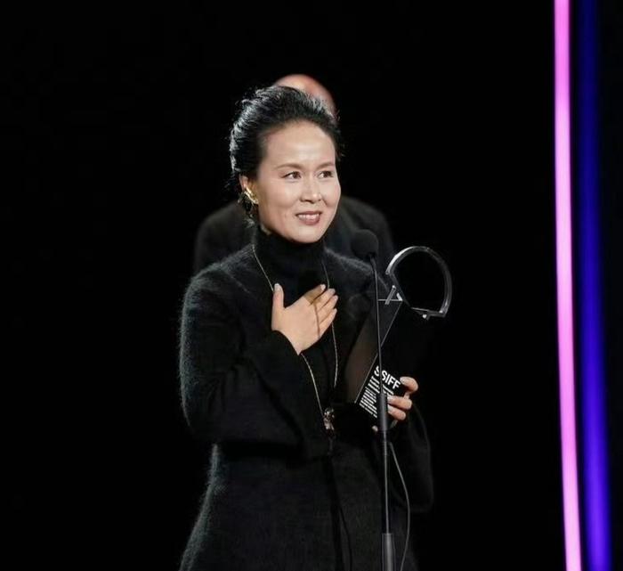 2009年，西安。赵晓红和丈夫因琐事吵了起来，还动了手。她退到客厅，抄起一把水果