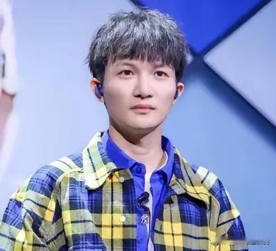 2014年，那英icon对周深icon说：“虽然你很有才华，但我更喜欢李维。”随