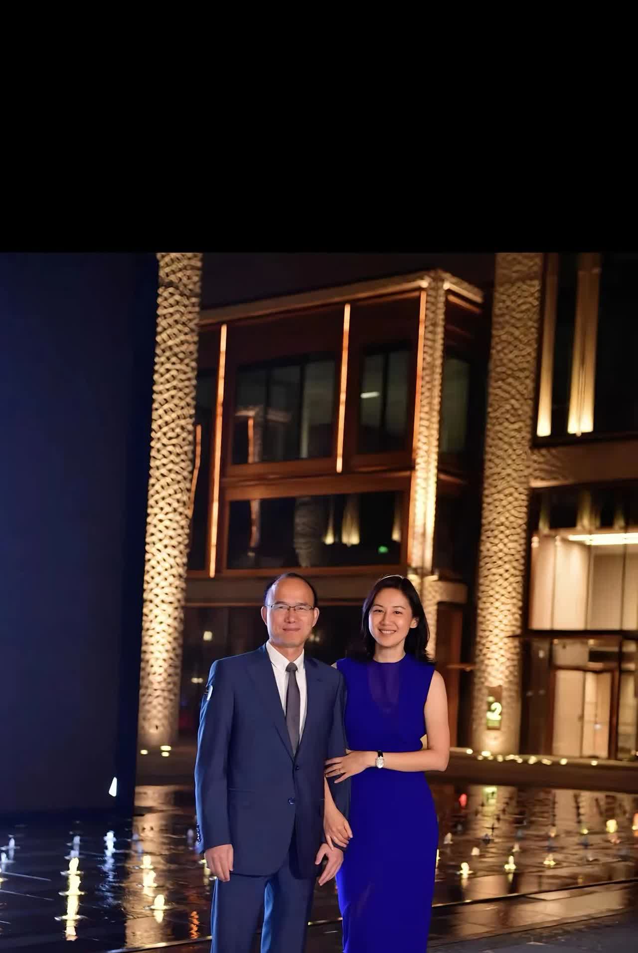 上海首富郭广昌和太太王津元。聪明的女人，照个相都照顾丈夫身高。郎才女貌，王津